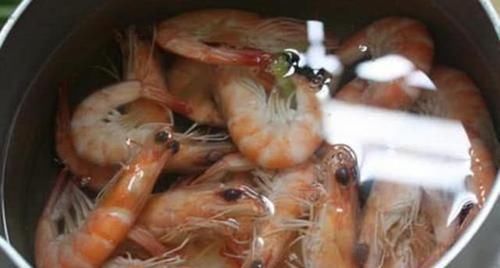  不腥不柴|水煮虾，只加生姜和食盐可不够，多加这“2味”，虾肉不腥不柴！