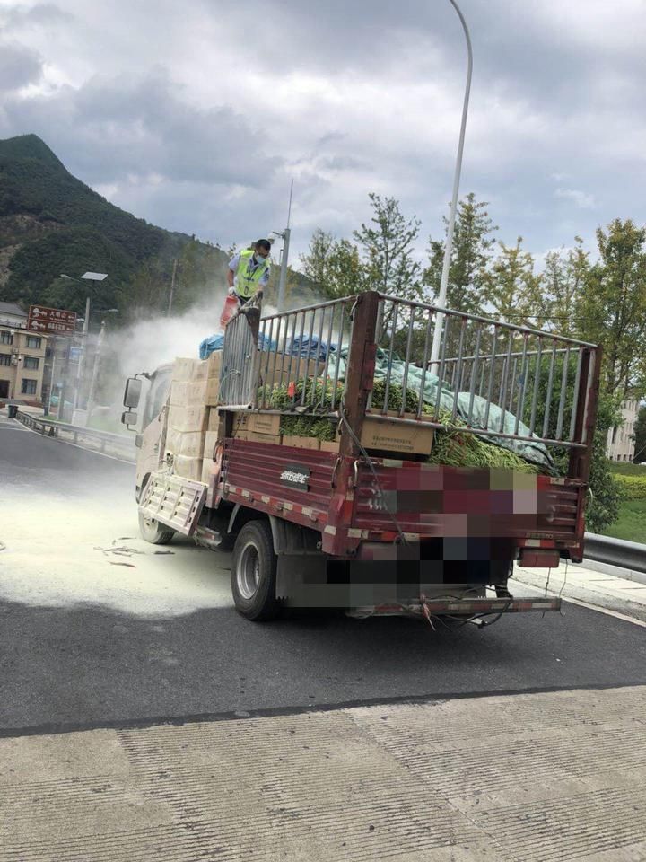  现场|“着火啦，先放我出去！”起火的货车高速冲向收费站，收费员秒变“消防员”