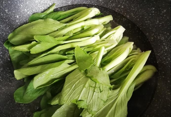  饭店|饭店的香菇油菜为啥那么好吃？原来大厨这样做，难怪比家里的好吃