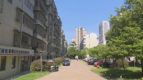  栗源|【市长热线】瀚水栗源高空掉瓷片砸中小车，维修费起纠纷