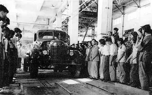  空间|5 个停车楼设计：“树”向生长的停车空间