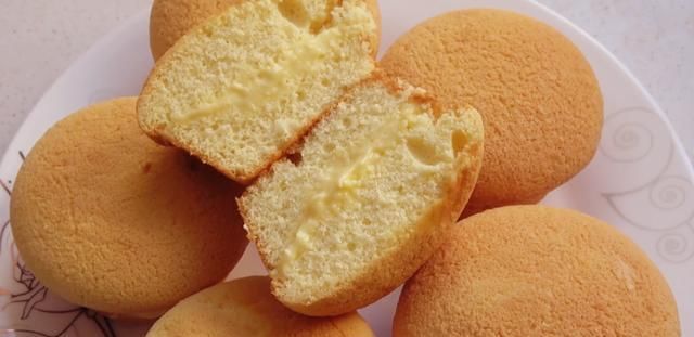  家庭版|家庭版蛋黄派，香甜绵软，奶香味浓郁，自己做无添加，孩子特爱吃