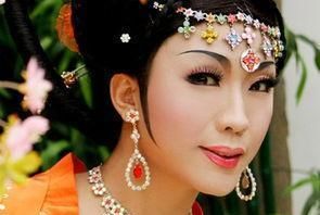  现况|草根逆袭抛弃糟糠女友，娶外国高官之女隐婚9年，李玉刚现况如何