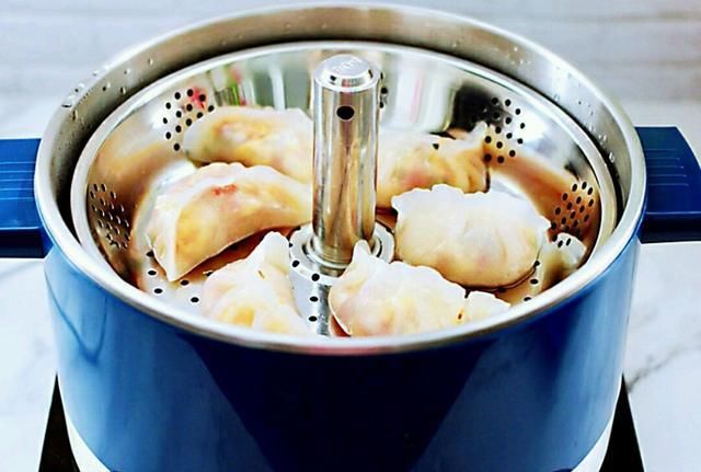 包好|用西红柿包饺子,看酒店厨师怎么操作,简单几下就包好,好吃