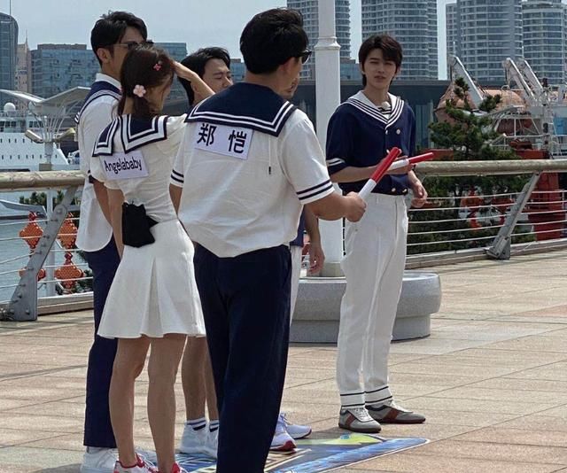  蔡徐坤|吴宣仪超短裙参加《跑男》，注意旁边蔡徐坤的手，真实人品藏不住