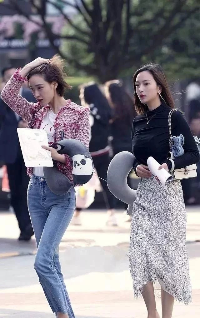 飘逸|街拍:长发飘飘的小姐姐,穿一袭吊带连衣裙,十分飘逸