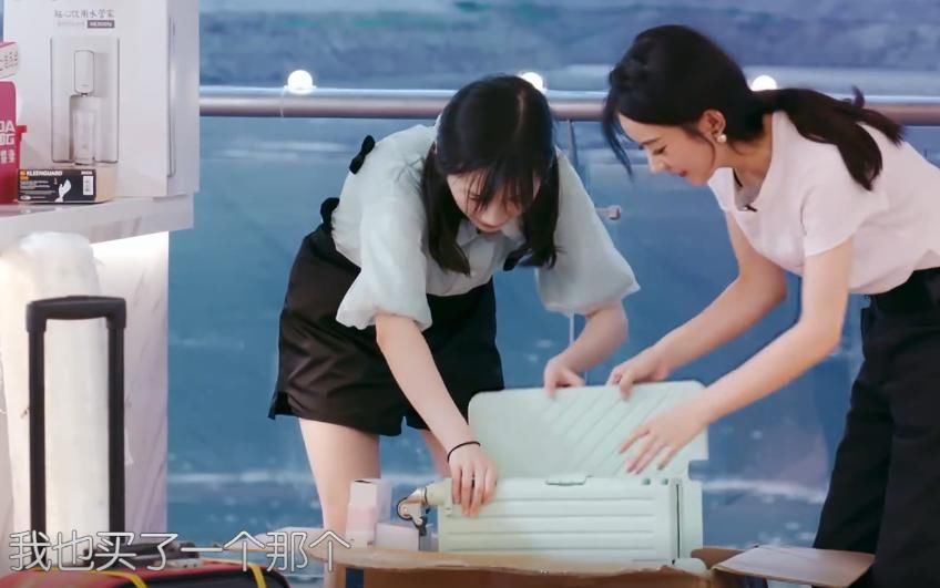  东西|赵丽颖去录《中餐厅》，看到她给大家带的礼物，不愧是结了婚的人