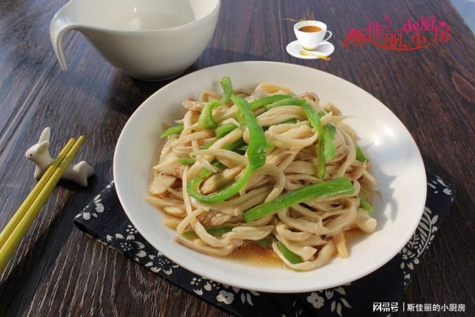  下锅|炒杏鲍菇时，别直接下锅炒，加上这一步，鲜香爽口，入味又下饭