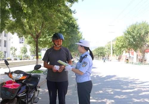 这事|交警当街发礼物?这事是真的!这种行为应该实名表扬