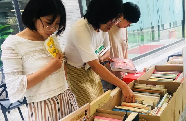  环游|上海夫妻开移动书店，一家五口开书车环游中国，58天跑9千公里