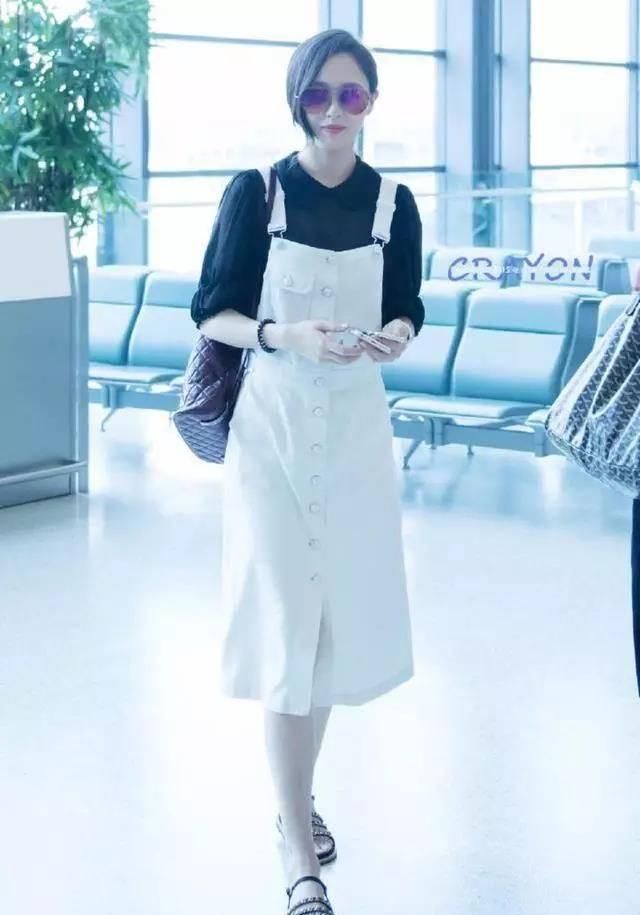  背景|唐嫣穿“学生装”简直了，秒变少女，配合背景毫无违和感