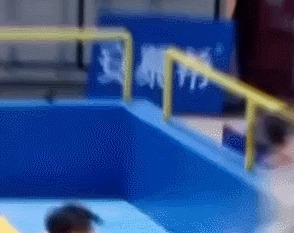 没错|蔡徐坤玩游戏不小心到女嘉宾怀中,看到女孩的表情,是我没错