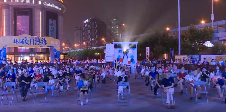  挡风玻璃|沪一＂碰瓷影帝＂练就＂神功＂！一头上去，挡风玻璃都碎了…