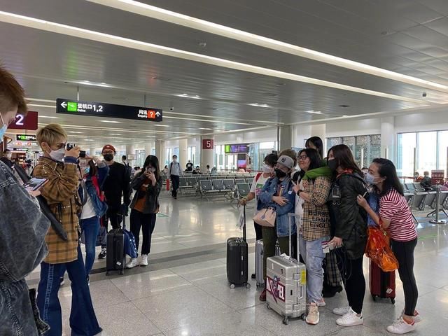 签名|兴风作浪!宁静帮粉丝在照片胸部签名,孟佳在机场被粉丝强行拉手