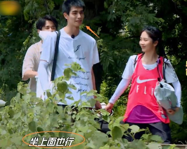  三兄妹|谭松韵称拉行李很累，宋威龙下意识的话引关注，果真“实力宠妹”