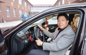 女子|何荣锋：年少差点饿死街头，一女子给他30块，如今他用百万来报答