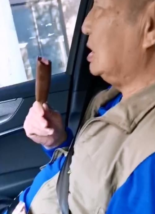 车内|81岁老大爷车内吃雪糕,儿子一个举动弄哭父亲,网友竖起大拇指
