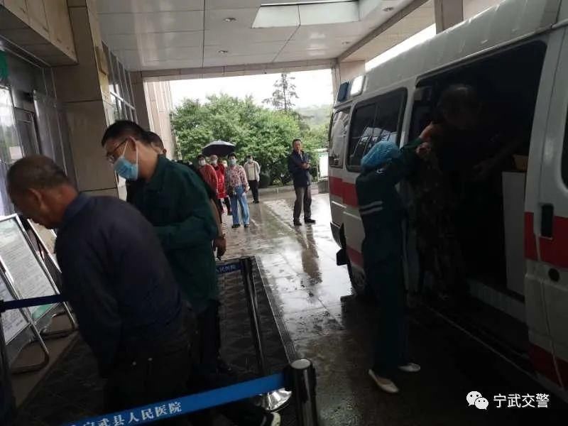  合作|宁武交警：警医合作及时救助交通事故 受伤人员