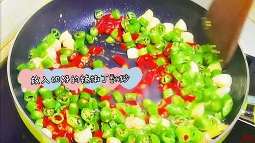  自制|好吃到停不下来的花椒鸡，又麻又辣，配一口自制咸菜，绝了！