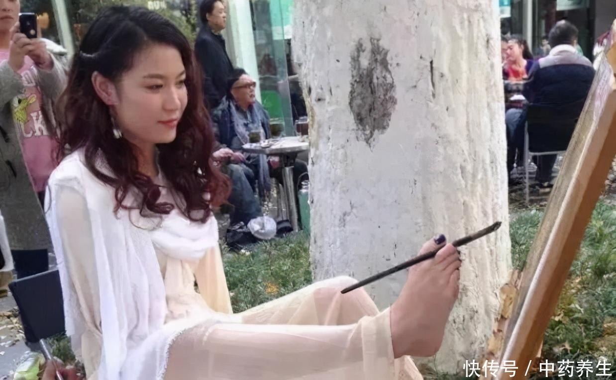  下台|《非诚勿扰》“无臂女孩”留灯，男嘉宾深情告白牵手，下台就分手