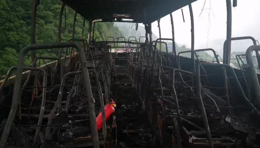  大客车|黔东南高速公路上大客车突然起火，司机一个动作救了全车人