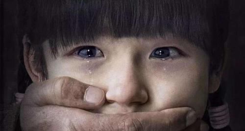  原因|商场里爸爸抱着5岁儿子边走边哭，路人知道原因后，纷纷让开了路