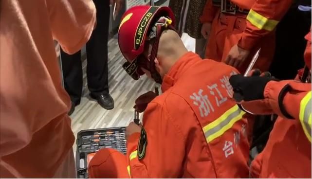 消防员|揪心!7岁男孩手臂被玻璃门卡住,声声啼哭让人心疼
