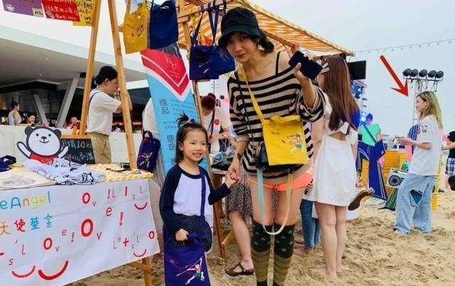  惊呆|王菲女儿竟与闺蜜摆摊义卖？惊呆众人，网友：不如直接去拍卖