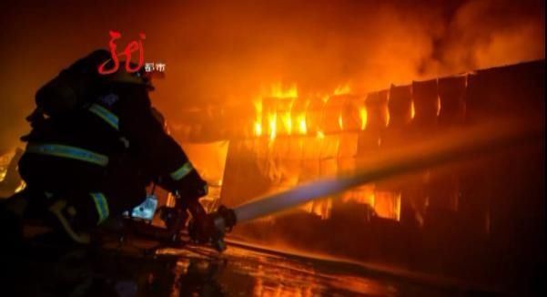  床头|卧室被熏黑，老人趴在地上已无呼吸！床头杵着一个烟头