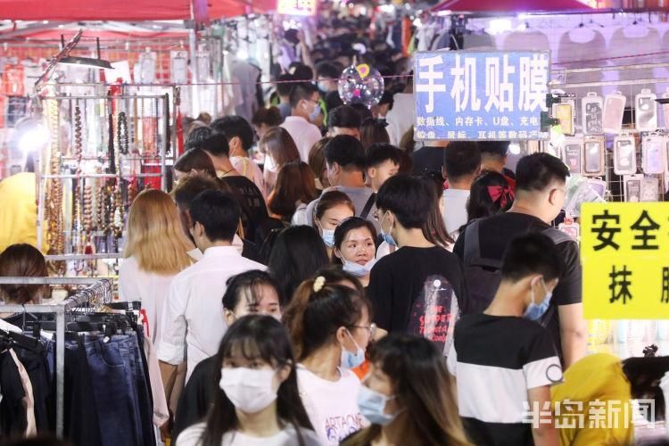 摩肩擦踵|李村商圈步行街重启人从众模式 夜市中摩肩擦踵、人头攒动