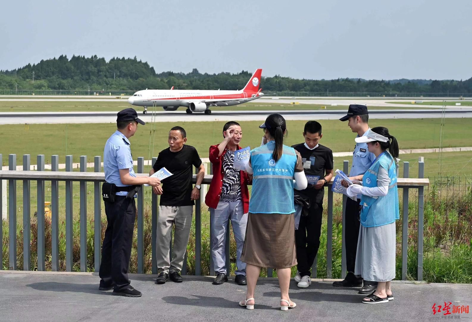 “水陆空”全警动员 护大运会各参赛代表团抵蓉首站安全