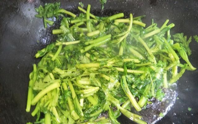 伏天|进入二伏天,记得多吃茼蒿,教你简单做法,3分钟出锅又绿又脆