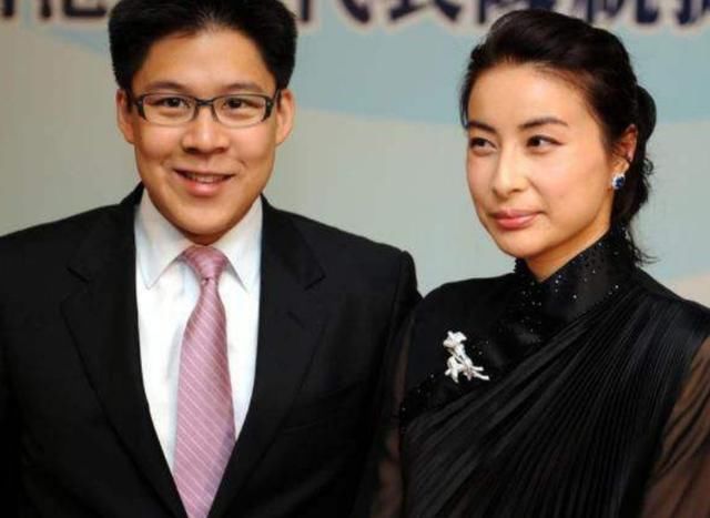  助阵|郭晶晶高调助阵霍启刚，踩平底鞋换发色好洋气，衬衣西裤优雅大方