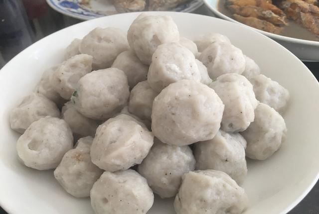 口感|教你在家做鱼丸,真材实料无添加,口感嫩滑Q弹,再也不用买着吃