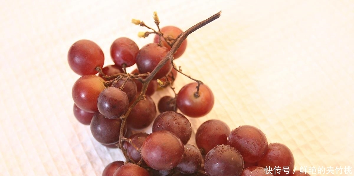 只用|洗葡萄时,最忌讳只用清水洗了!记住这个方法,干净卫生又健康