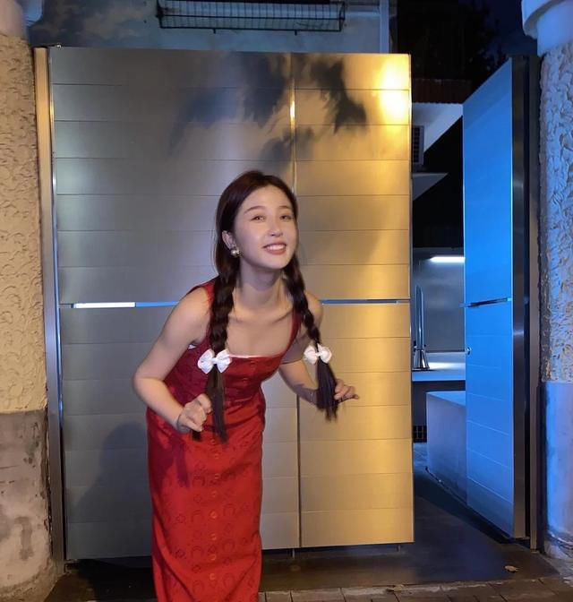 白富美|“白富美”虞书欣颜值下滑？一袭黑色暗纹裙出镜，面容僵硬老十岁