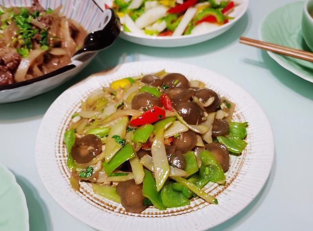  薯粉圆子|晚餐3人5 菜1汤，很素全都光盘，朋友说：回家吃饭真好