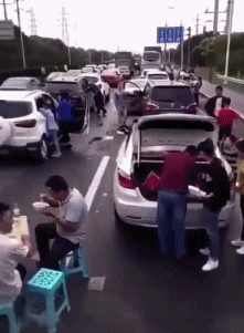 教训|搞笑GIF：那天看我老婆被人拿着棒子教训，我二话没说上去就是一顿打