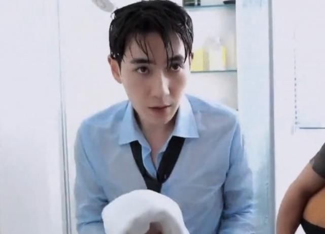 看起来|当流量男明星也太容易了?《亲爱的自己》朱一龙赘肉多有点“肥”