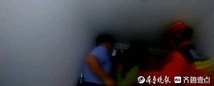 15楼窗边，济南民警耐心倾听加劝说，最终成功救下轻生女子