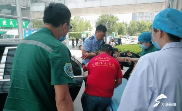  护送|一男子被机器割伤脚腱，民警警车开道仅五分钟护送到医院