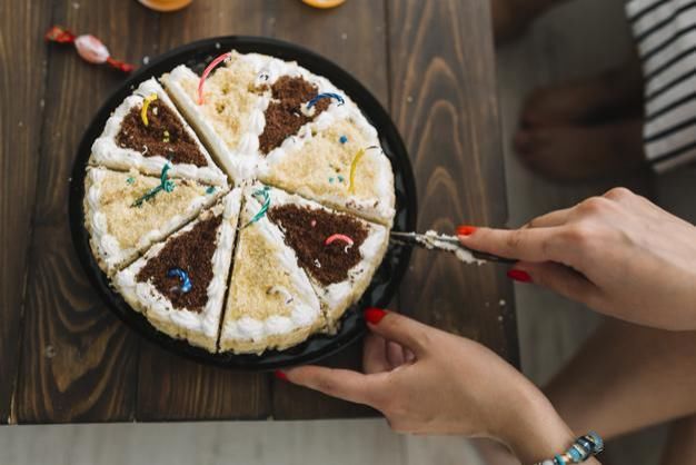 那名女子|生日变忌日！女大学生因切蛋糕与姐姐吵架，气得她跳下10楼摔死