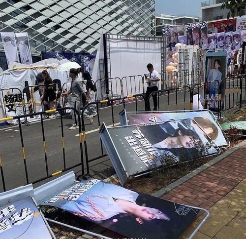  应援|实惨！《少年之名》决赛夜的应援墙，因为没交场地费，全部被推倒