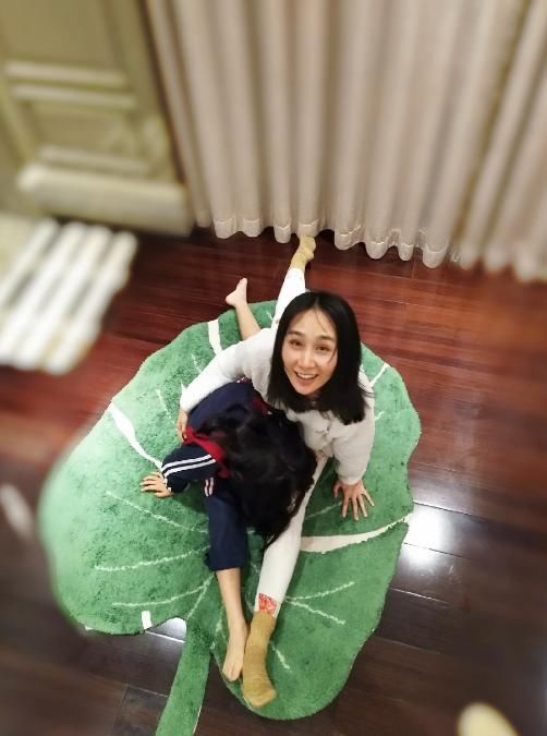  佳音|雷佳音老婆与8岁女儿跳舞，北北长腿初现舞姿帅气，眼睛像极爸爸