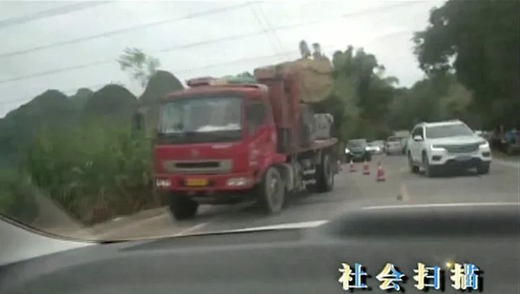  迎面|惨烈！一块大石头从货车掉落，对向小车迎面撞上