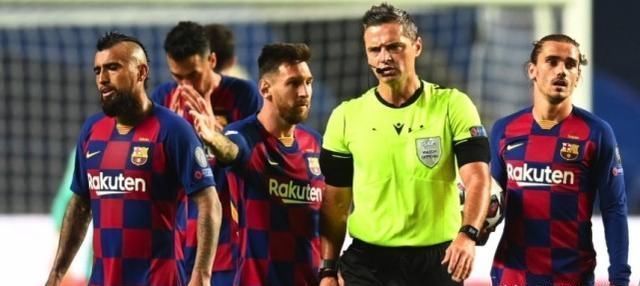  基地|巴萨球迷怒火升级！基地外拉横幅：滚蛋！你们是队史121年的耻辱