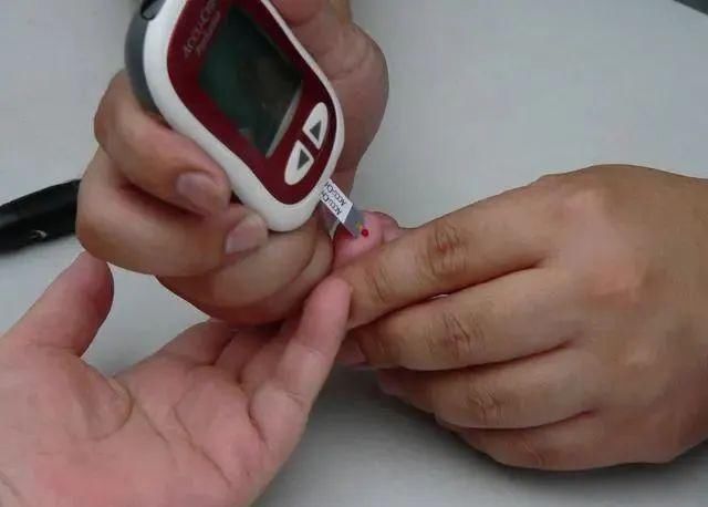  控制|血糖高的人，大多有四个习惯，若你控制不住，当心血糖居高不下