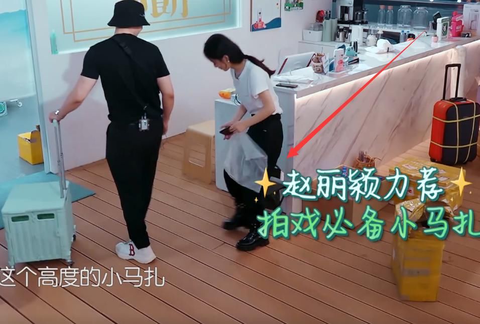  认知|中餐厅：赵丽颖自带凳子，摆好看清形状，刷新了对女明星的认知