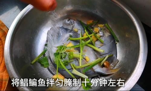 鲜香|大厨将鲳鳊鱼搭配这种野菜一起烧，鲜香滑嫩，营养又开胃