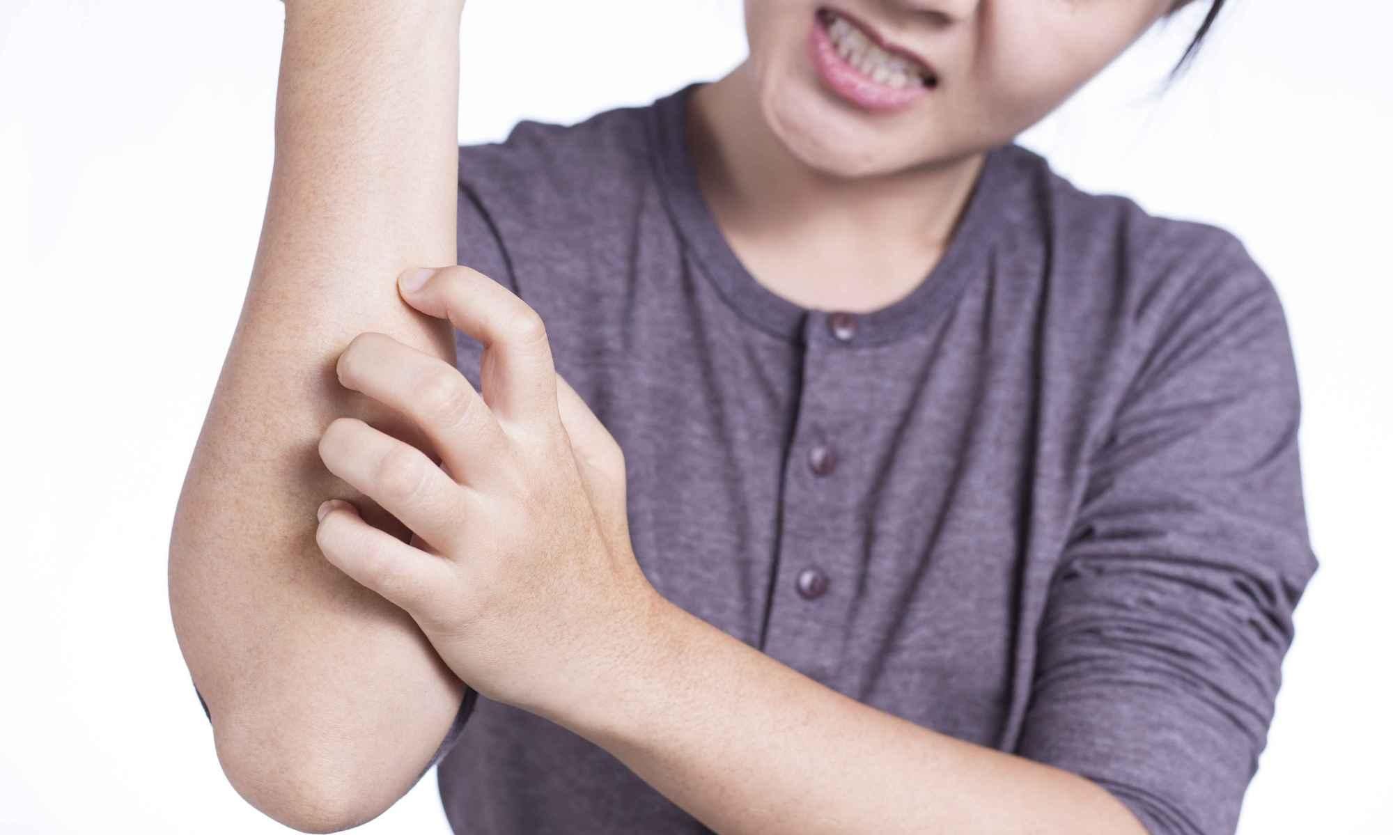  盯上|痛如刀割：带状疱疹又叫缠腰蛇，6类人容易被“盯上”，及时治疗